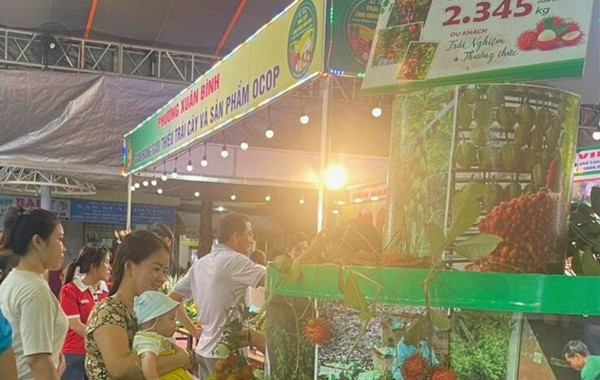 Den le hoi trai cay, du khach duoc an chom chom mien phi