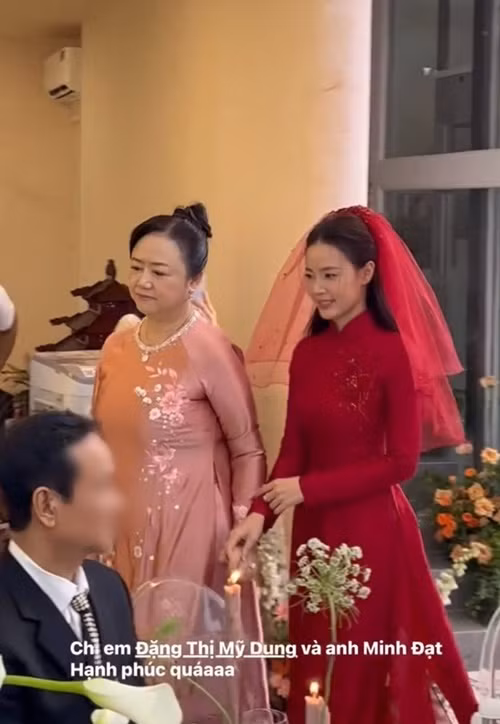 Mẹ ruột dắt tay Midu trao cho Minh Đạt. Ảnh: Hoa Học Trò.