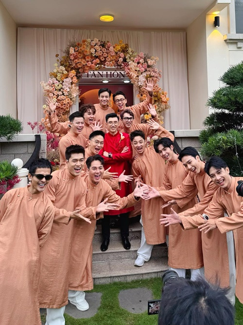 Trong lễ ăn hỏi của diễn viên Midu và doanh nhân Minh Đạt, dàn phù rể có các MC, diễn viên như Him Phạm, Trần Anh Huy, Lãnh Thanh, Minh Xù. Ảnh: FBNV.