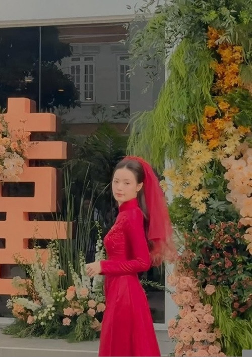 Trong ngày trọng đại, Midu diện áo dài đỏ. Ảnh: Người Đưa Tin.