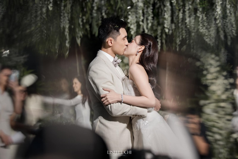 "Sở dĩ gọi là “lần nữa“ vì lần đầu tiên cầu hôn chú rể đã xúc động khóc nhiều quá lên hình không đẹp chú rể năn nỉ cho anh làm lại lần nữa để quay hình chiếu trong tiệc cưới cho đẹp. Anh hứa sẽ không khóc. Vậy mà ở lần hai này, anh ấy vẫn khóc nhưng lần này khóc đẹp hơn xíu”, Midu bày tỏ. Ảnh: FBNV.