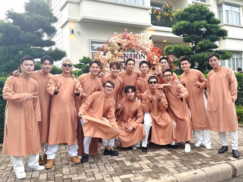 Vợ chồng Midu đã gửi áo dài đến dàn phù rể và phù dâu. Ảnh: FBNV.