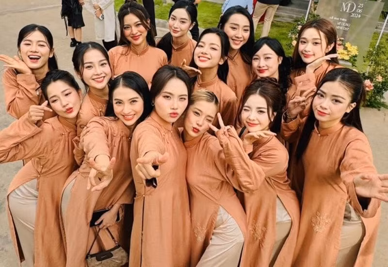 Nhiều mỹ nhân Việt làm phù dâu cho Midu như: Dương Hoàng Yến, Oanh Kiều, Jun Vũ, Tam Triều Dâng, Phương Mỹ Chi, Hoàng Yến Chibi, Tú Hảo. Ảnh: Người Đưa Tin.