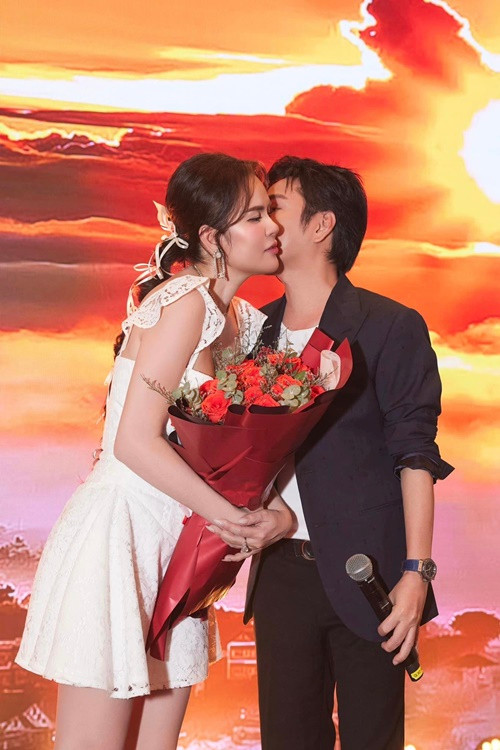 Cặp đôi tin đồn còn dành cho nhau những lời ngọt ngào. Ảnh: FBNV.