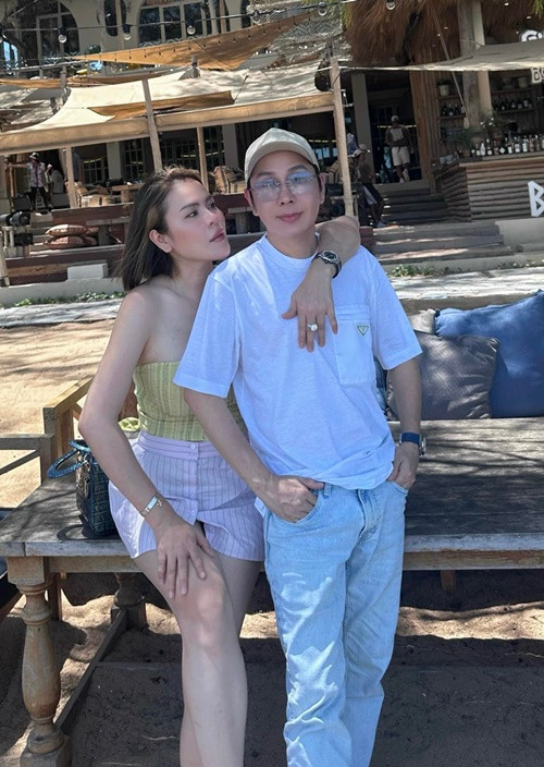 "Trước mặt Phương Lê, tôi chưa bao giờ nói yêu cô ấy. Bởi tôi nghĩ, tình yêu không phải là những lời chót lưỡi đầu môi. Các bạn trẻ có thể thoải mái nói ra yêu hoặc không yêu, nhưng ở lứa tuổi như tôi phải cẩn trọng lời nói bằng cách khi nào cảm nhận được sẽ tự thể hiện bằng tấm lòng", Vũ Luân chia sẻ trên Người Lao Động. Ảnh: FBNV.