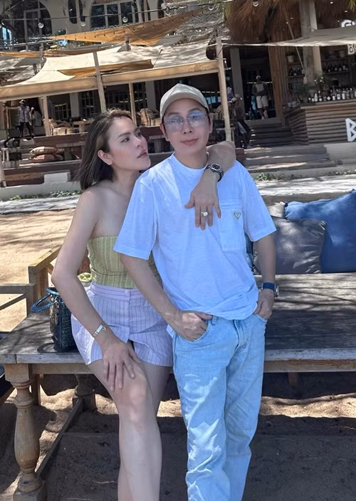 "Trước mặt Phương Lê, tôi chưa bao giờ nói yêu cô ấy. Bởi tôi nghĩ, tình yêu không phải là những lời chót lưỡi đầu môi. Các bạn trẻ có thể thoải mái nói ra yêu hoặc không yêu, nhưng ở lứa tuổi như tôi phải cẩn trọng lời nói bằng cách khi nào cảm nhận được sẽ tự thể hiện bằng tấm lòng", Vũ Luân chia sẻ trên Người Lao Động. Ảnh: FBNV.