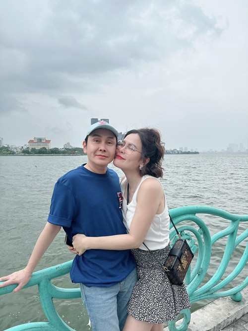 Cặp đôi cho rằng mối quan hệ giữa hai người là trên tình bạn dưới tình yêu. Ảnh: FBNV.