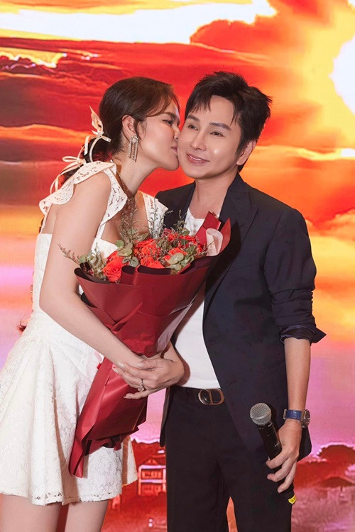 "Khi anh cười, anh không chỉ làm hạnh phúc cho mình mà còn lan tỏa niềm vui đến với những người xung quanh, anh có biết là anh cười quyến rũ lắm không ba xoài", Phương Lê chia sẻ về Vũ Luân. Ảnh: FBNV.