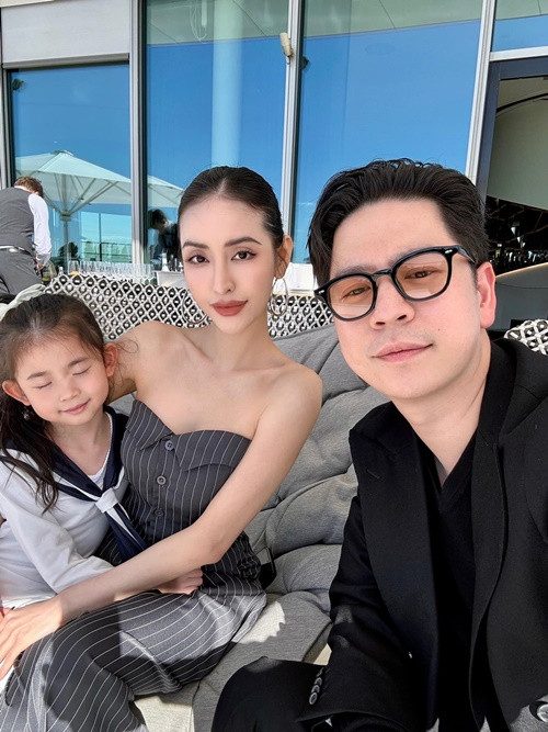 Nữ diễn viên có gu thời trang sành điệu.