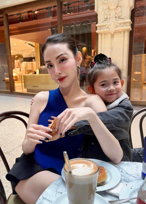 Dù là mẹ hai con, Mai Hồ vẫn giữ được vóc dáng thon gọn.