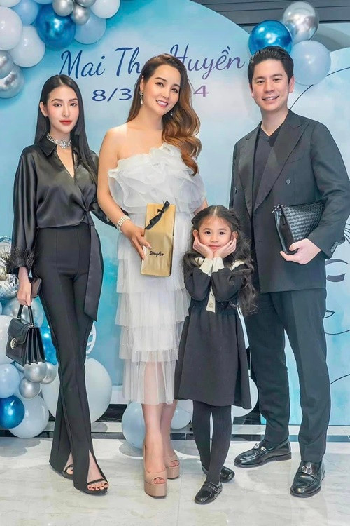 Nam Bùi đóng vai thiên thần, còn Mai Hồ vào vai phản diện. "Hai em bé sợ mẹ nhất nhà nên vì thế rất yêu bố", Mai Hồ chia sẻ.