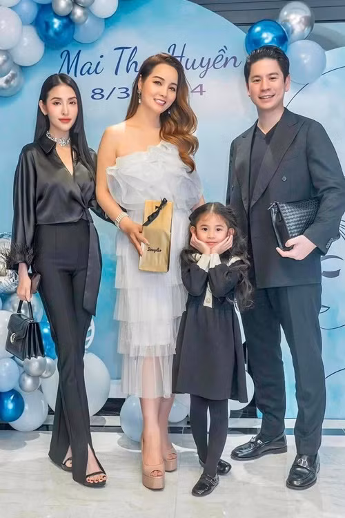 Nam Bùi đóng vai thiên thần, còn Mai Hồ vào vai phản diện. "Hai em bé sợ mẹ nhất nhà nên vì thế rất yêu bố", Mai Hồ chia sẻ.