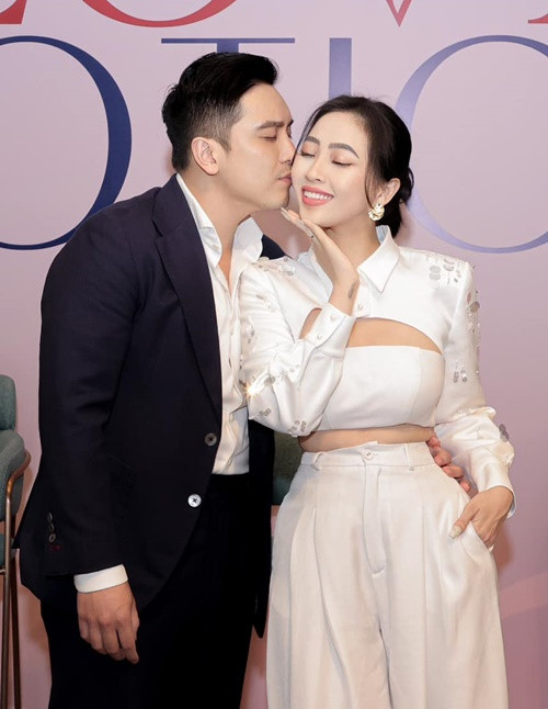 Anh Khoa sinh năm 1990, kém Liêu Hà Trinh 2 tuổi. Anh là một doanh nhân trẻ tại Hà Lan chuyên về lĩnh vực đầu tư nhà hàng khách sạn, nghiên cứu ẩm thực. Vì Liêu Hà Trinh, Anh Khoa về Việt Nam sinh sống.