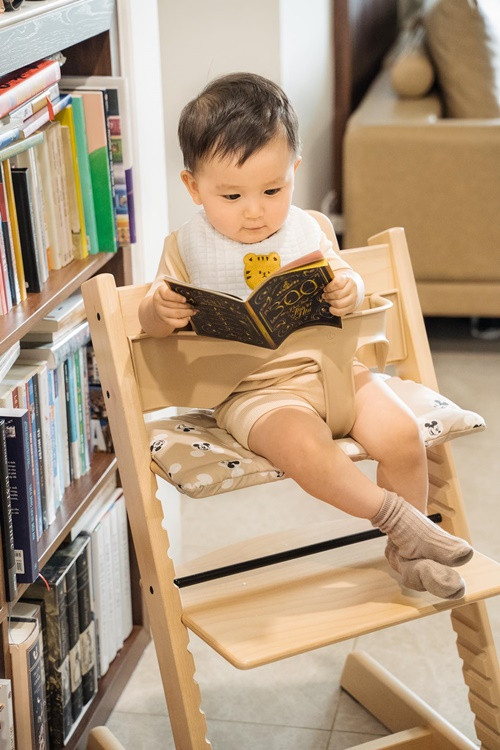 Liêu Hà Trinh chăm khoe con trai trên mạng xã hội.