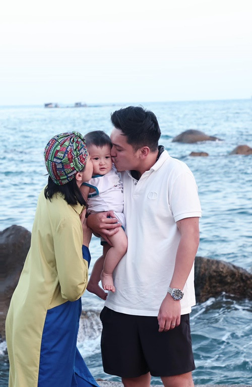 Anh Khoa chăm con trong những chuyến du lịch.