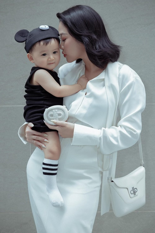 Con trai Liêu Hà Trinh ngày càng kháu khỉnh.