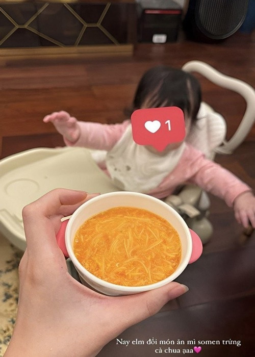 Người đẹp tích cực nấu ăn cho con gái.