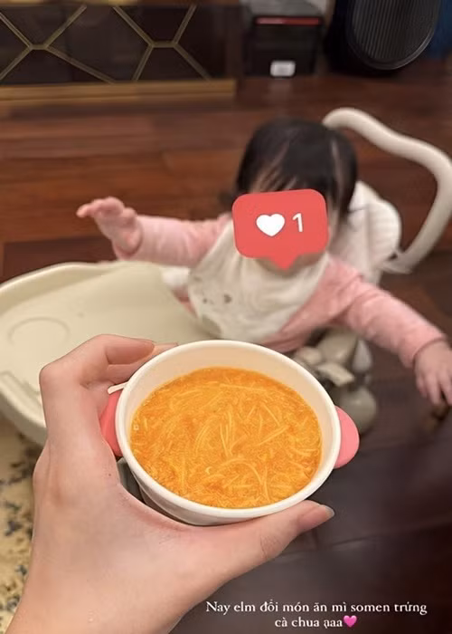 Người đẹp tích cực nấu ăn cho con gái.