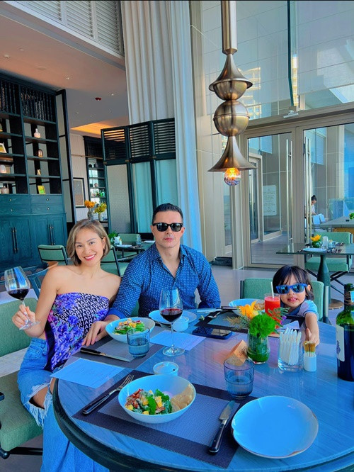 Đám cưới của Phương Mai và doanh nhân người Ba Lan Marcin diễn ra vào ngày 15/6/2019. Nữ MC khẳng định ông xã không phải là đại gia hay "rich kid". Anh sống vô cùng bình dị.