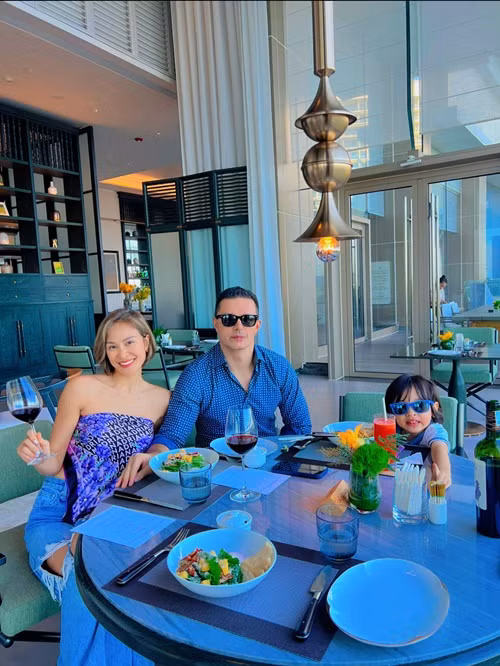 Đám cưới của Phương Mai và doanh nhân người Ba Lan Marcin diễn ra vào ngày 15/6/2019. Nữ MC khẳng định ông xã không phải là đại gia hay "rich kid". Anh sống vô cùng bình dị.