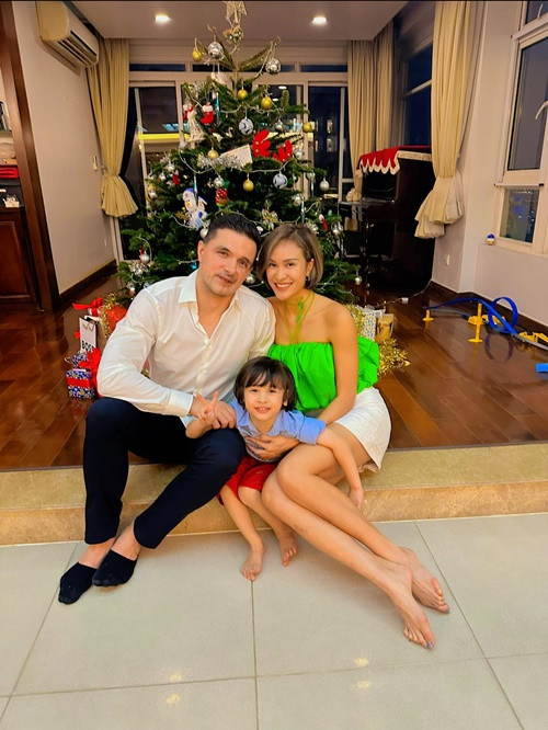 Marcin luôn chiều chuộng Phương Mai. Kỷ niệm một năm ngày cưới, nữ MC được chồng tặng đồng hồ trị giá 130 triệu đồng.