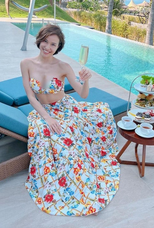 Phương Mai chia sẻ trên Vietnamnet, chồng ít đăng bài lên trang cá nhân, nhưng hễ đăng là lại chia sẻ hình ảnh gợi cảm của nữ MC với dòng trạng thái kiểu như "cô gái sexy nhất trên đời" kèm hashtag "I love Mai" (Anh yêu Mai).