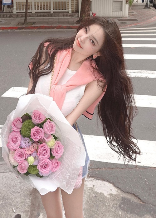 Đôi lúc, cô nàng diện trang phục năng động.