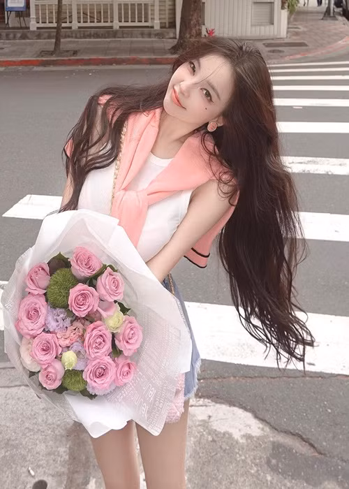 Đôi lúc, cô nàng diện trang phục năng động.