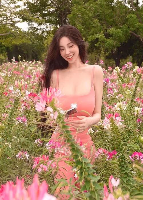 Cô nàng sở hữu gương mặt nhỏ nhắn, thân hình gợi cảm.