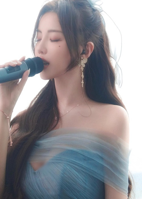 Nàng "búp bê sống" hóa công chúa ngọt ngào, gợi cảm, khiến người đối diện khó rời mắt.