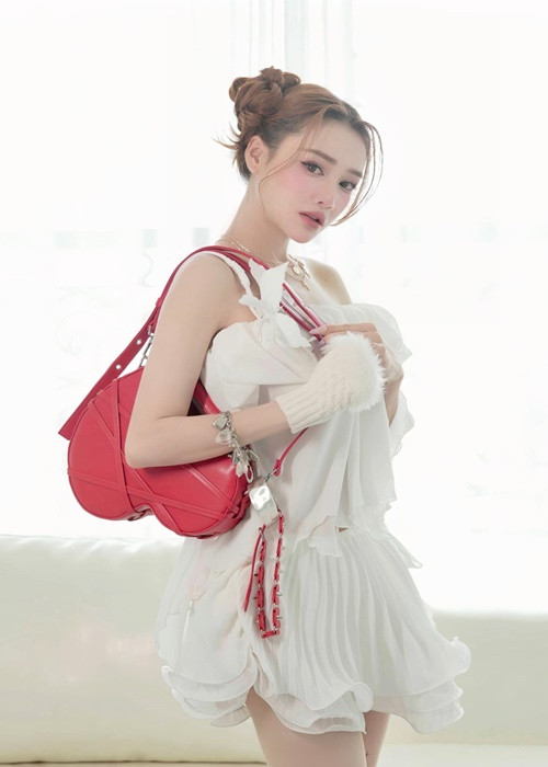 Mới đây, trên trang cá nhân, Nhã Phương đăng tải loạt ảnh trẻ trung, gợi cảm đồng thời viết: "Giữ style này cuối năm debut làm ca sĩ nha cả nhà".