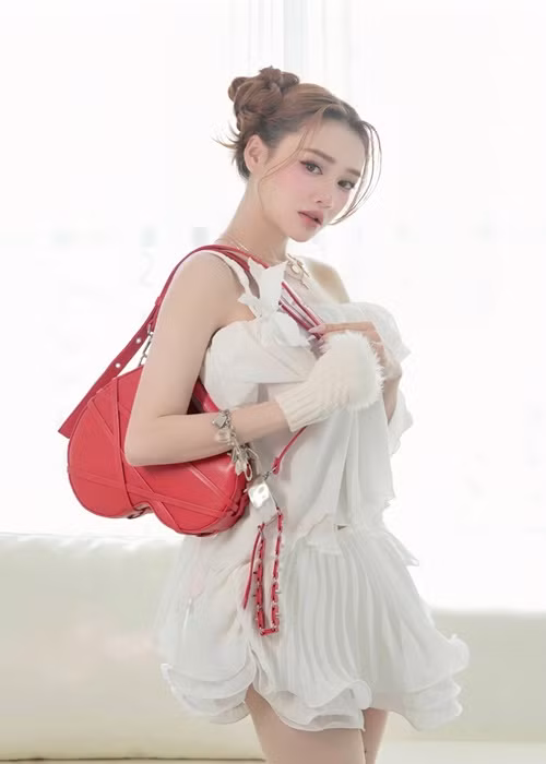 Mới đây, trên trang cá nhân, Nhã Phương đăng tải loạt ảnh trẻ trung, gợi cảm đồng thời viết: "Giữ style này cuối năm debut làm ca sĩ nha cả nhà".