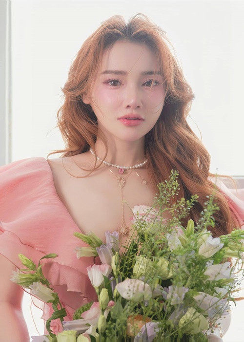 Nữ diễn viên khoe vẻ đẹp ngọt ngào bên hoa.