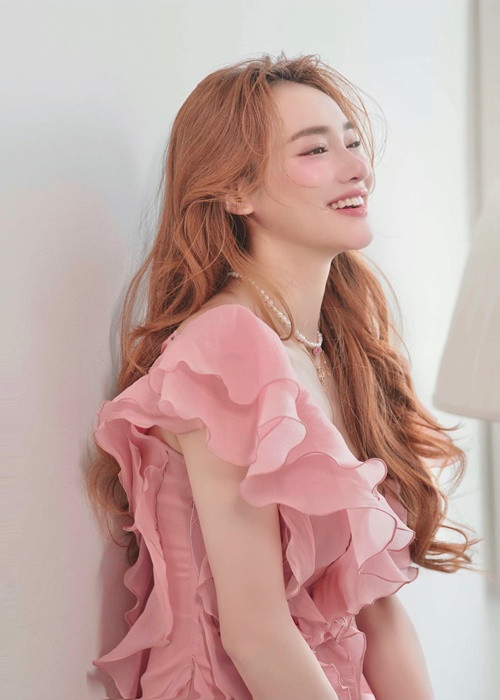 "Đối với Nhã Phương thì khán giả là nguồn sống nên sẽ không bao giờ quên họ. Mình phải biết cách cân bằng cả công việc lẫn gia đình để có những vai diễn, để quay trở lại với công việc. Vậy nên không thể nào có một cô diễn viên mập mạp, ù lì được. Giảm cân cũng là một cách tôn trọng khán giả, những người luôn yêu thương mình", diễn viên Nhã Phương chia sẻ trên Tổ Quốc về việc giảm cân.