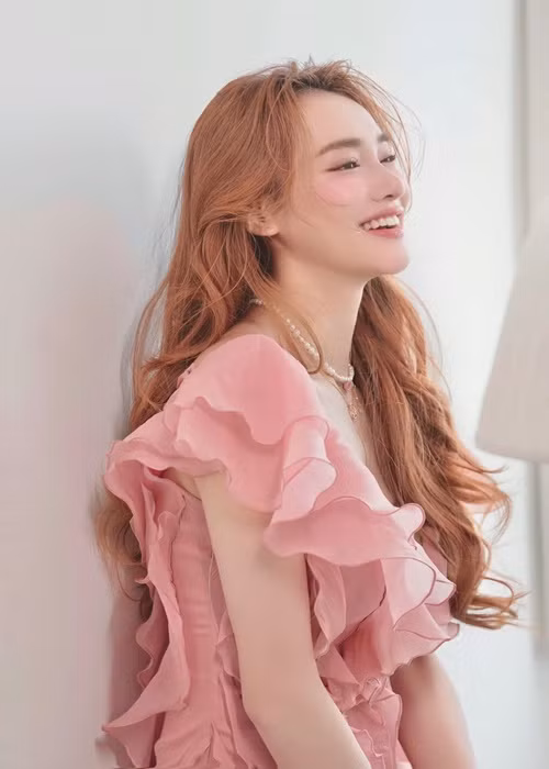 "Đối với Nhã Phương thì khán giả là nguồn sống nên sẽ không bao giờ quên họ. Mình phải biết cách cân bằng cả công việc lẫn gia đình để có những vai diễn, để quay trở lại với công việc. Vậy nên không thể nào có một cô diễn viên mập mạp, ù lì được. Giảm cân cũng là một cách tôn trọng khán giả, những người luôn yêu thương mình", diễn viên Nhã Phương chia sẻ trên Tổ Quốc về việc giảm cân.