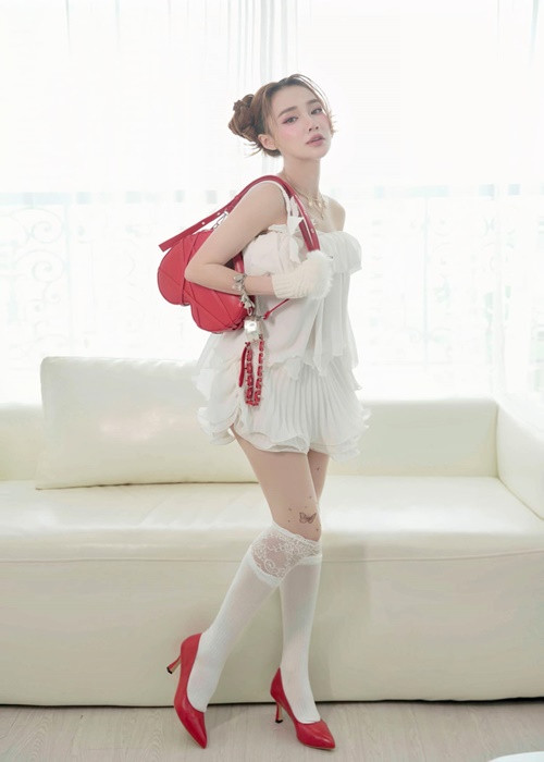 Diễn viên phim "Tuổi thanh xuân" diện đồ như nữ sinh ở tuổi 34.