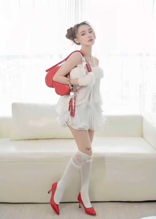 Diễn viên phim "Tuổi thanh xuân" diện đồ như nữ sinh ở tuổi 34.