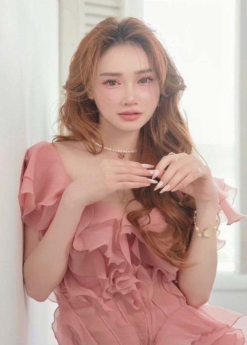 Bà mẹ hai con chăm chỉ tập luyện, ăn uống khoa học để giữ dáng thon thả.