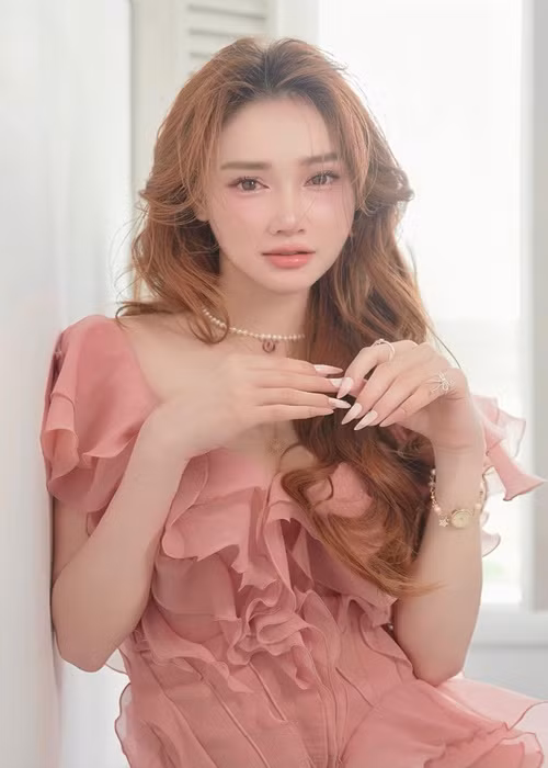 Bà mẹ hai con chăm chỉ tập luyện, ăn uống khoa học để giữ dáng thon thả.