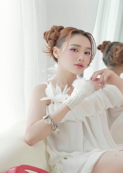 Nhan sắc của Nhã Phương được nhiều người khen ngợi trẻ trung.