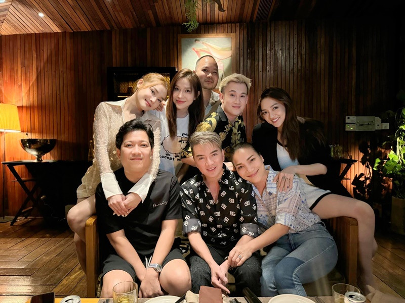 Gần đây, hội ngộ vợ chồng Nhã Phương, Đàm Vĩnh Hưng khen nữ diễn viên rất xinh, không bị camera thường "dìm hàng".