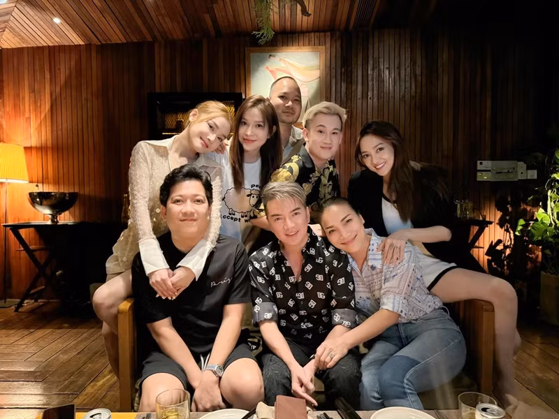 Gần đây, hội ngộ vợ chồng Nhã Phương, Đàm Vĩnh Hưng khen nữ diễn viên rất xinh, không bị camera thường "dìm hàng".