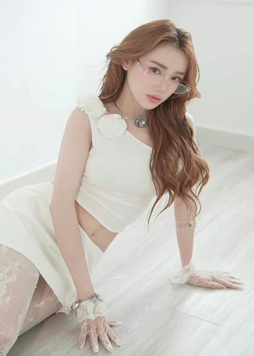 Nhã Phương khoe vẻ quyến rũ với trang phục ren.