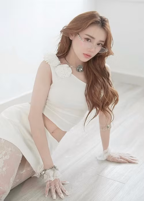 Nhã Phương khoe vẻ quyến rũ với trang phục ren.