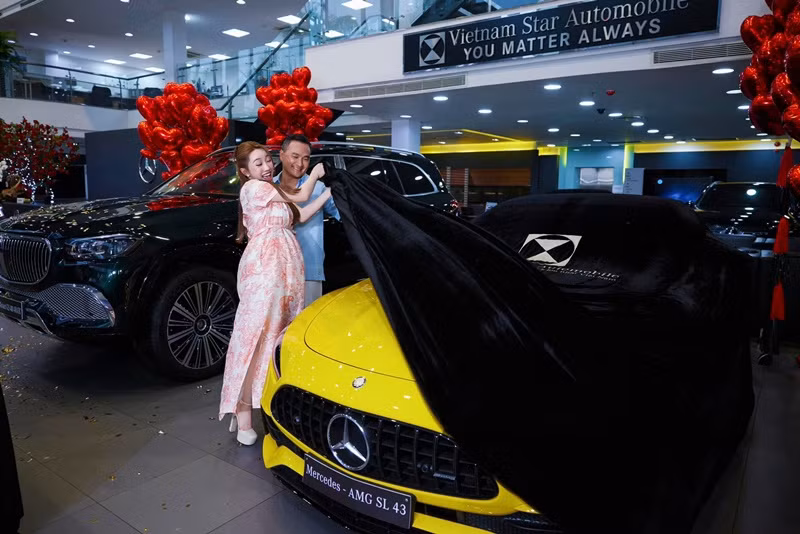 Lý Thùy Chang cho biết, Chi Bảo rất tâm lý khi tặng chiếc xe để vợ đi du lịch và quay vlog liên tục.