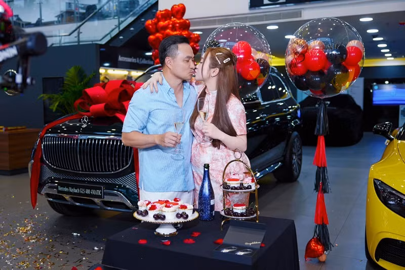 Lý Thùy Chang nhận quà sinh nhật sớm từ chồng.