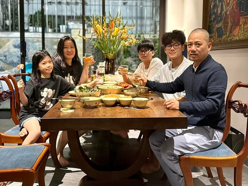 Bên cạnh đó, đạo diễn phim Đại gia chân đất rất tâm lý, không nề hà bất kỳ công việc nào trong gia đình.