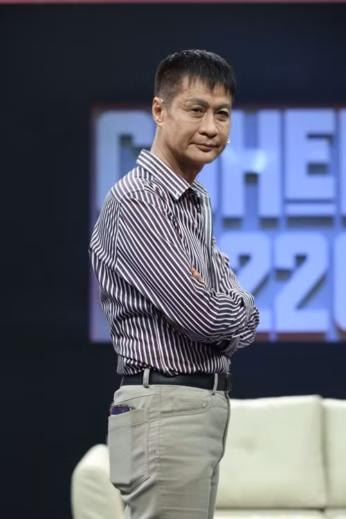 Lê Hoàng lập gia đình năm 1985 với Lê Thị Liên Hoan. Đến nay, vợ nam đạo diễn chưa từng lộ diện trước công chúng. Tuy nhiên, Lê Hoàng chia sẻ về vợ không ít lần. Ảnh: Gia Đình Xã Hội.