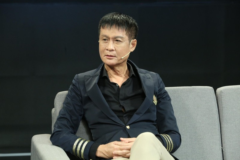 Lê Hoàng chia sẻ trên Vietnamnet, vợ anh không bao giờ ghen. “Không phải cô ấy hy sinh mà Lê Hoàng đối xử với vợ rất phi thường, không công thức nào làm được cũng không người đàn ông nào giống như thế. Dĩ nhiên, tôi không muốn lấy mình làm dẫn chứng cho ai cả”, anh nói. Ảnh: Tiền Phong.