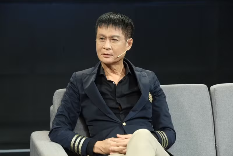 Lê Hoàng chia sẻ trên Vietnamnet, vợ anh không bao giờ ghen. “Không phải cô ấy hy sinh mà Lê Hoàng đối xử với vợ rất phi thường, không công thức nào làm được cũng không người đàn ông nào giống như thế. Dĩ nhiên, tôi không muốn lấy mình làm dẫn chứng cho ai cả”, anh nói. Ảnh: Tiền Phong.